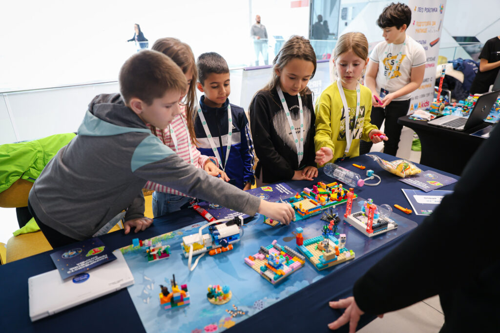 FIRST LEGO League Explore проект на деца в сезон DIVE