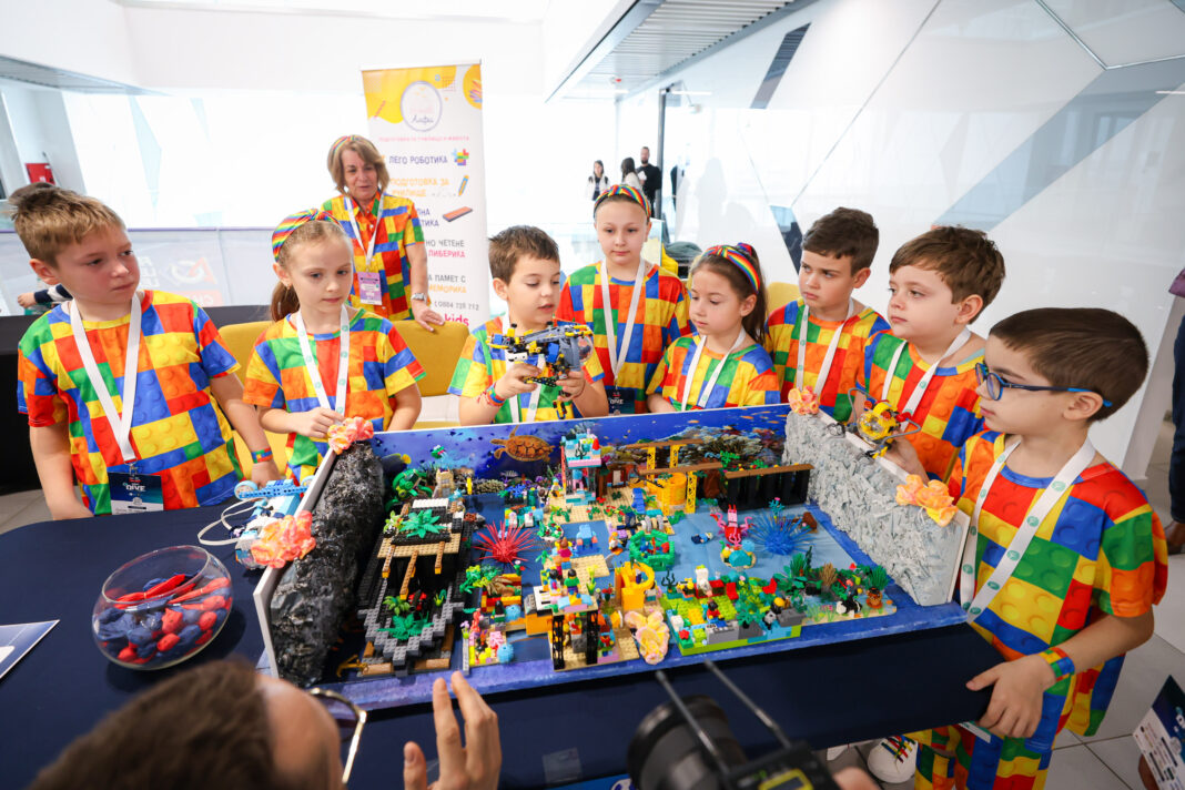 FLL Explore Деца от програмата FIRST LEGO League Explore представят проекта си за подводния свят в сезон DIVE