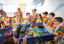 Деца от програмата FIRST LEGO League Explore представят проекта си за подводния свят в сезон DIVE