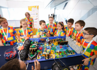 Деца от програмата FIRST LEGO League Explore представят проекта си за подводния свят в сезон DIVE